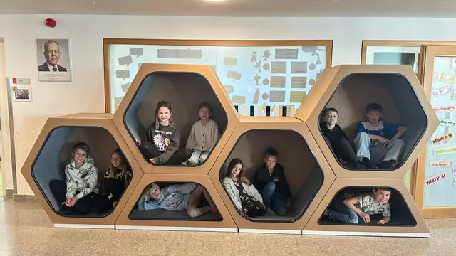 Die an Bienenwaben erinnernden Lernmöbel bieten sich als Leseort, Arbeitsplatz oder Ecke für Gruppenarbeiten an. | Foto: Volksschule Lockenhaus
