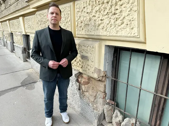 SPÖ-Klubobmann Marcus Altmann vor einem brüchigen Gebäude im Kreuzgassenviertel.  | Foto: SPÖ Währing