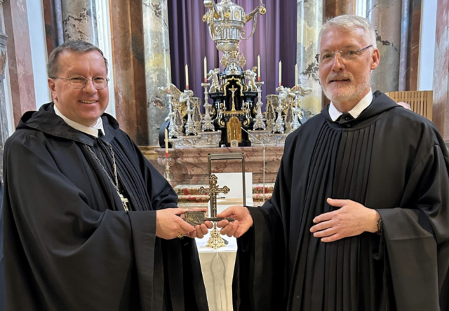 In der Stiftskirche Altenburg überreichte Abtpräses Johannes Perkmann dem neuen Administrator Pater Albert Groiß das Siegel und den Schlüssel des Klosters. | Foto: Stift Altenburg