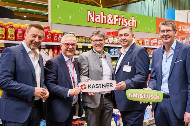 Hannes Wuchterl (Geschäftsführer ZEV Nah&amp;Frisch Marketingservice GmbH), Christof Kastner (geschäftsführender Gesellschafter der KASTNER Gruppe), Christian Flammer (Bürgermeister von Bad Vöslau), Elmar Ruth (Bereichsleiter KASTNER Nah&amp;Frisch) und Andreas Blauensteiner (Geschäftsführer KASTNER Gruppe).  | Foto: Peter Podpera