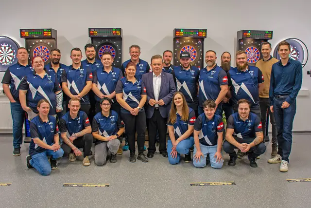 Vereinsobfrau Sabrina Lintner und Bürgermeister LAbg. ÖkR Franz Mold (Mitte) feierten gemeinsam mit Vizebürgermeister Alexander Leutgeb, Sportstadtrat Paul Robl (v.r.) und den Vereinsmitgliedern die Eröffnung des neuen Dartlokals. | Foto: Stadtgemeinde Zwettl