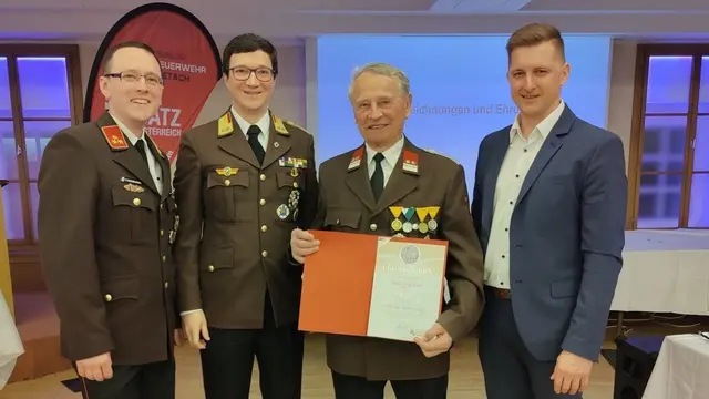 (v.l.n.r.) HBI Hannes Passenbrunner, BR Thomas Passenbrunner, OBM Alois Stögbauer und Bürgermeister Martin Ziegler.