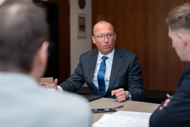 Raiffeisenlandesbank OÖ-Generaldirektor Reinhard Schwendtbauer im Interview mit MeinBezirk OÖ-Chefredakteur Thomas Winkler und Chefredakteur-Stellvertreter Thomas Kramesberger: "Es braucht echte Deregulierung auf Bundes- und Landesebene, Kooperationen und viel klarere Zuständigkeiten, sei es in der Gesundheit oder der Bildung." | Foto: MeinBezirk/Thomas Siegl