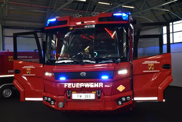 Feuerwehrfahrzeuge aus dem Burgenland und anderen Ländern sind ausgestellt. | Foto: MeinBezirk/Michael Strini
