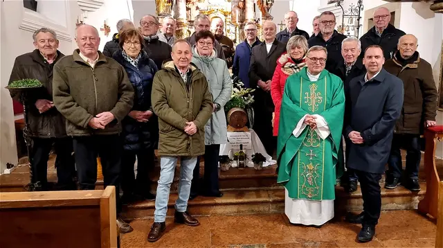 Weinpate Marek Michalowski im Kreise der Winzer von Friedburg. | Foto: Adi Falb