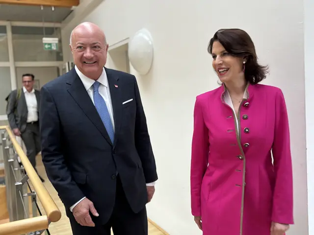 Kanzler Stocker und Landeshauptfrau Edtstadler im Gespräch in Salzburg.  | Foto: sabrina moriggl