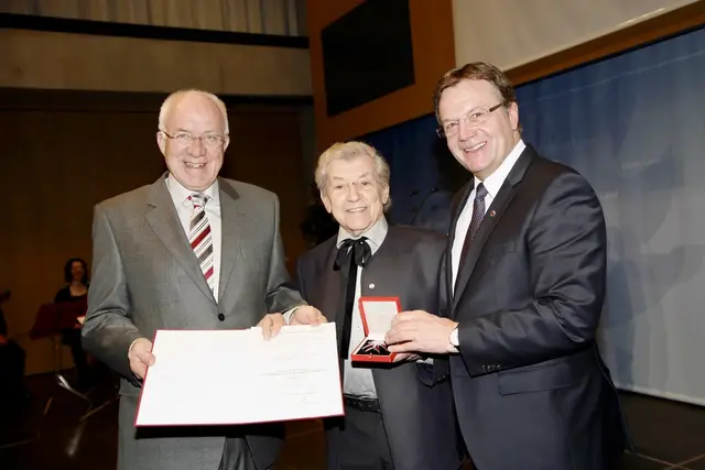 Im Jahr 2015 gratulierten der damalige Landtagspräsident Herwig van Staa (l.) und der damalige Landeshauptmann Günther Platter (r.) dem Osttiroler Künstler Jos Pirkner zum Großen Ehrenzeichen für Verdienste um die Republik Österreich. | Foto: Land Tirol/Frischauf
