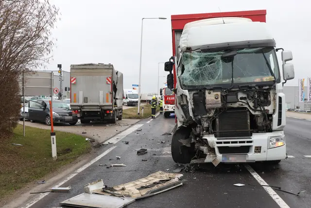 In Steinhaus bei Wels kracht ein Lkw zuerst in einen voll beladenen Schweinetransporter und dann in zwei Pkw. | Foto: laumat.at
