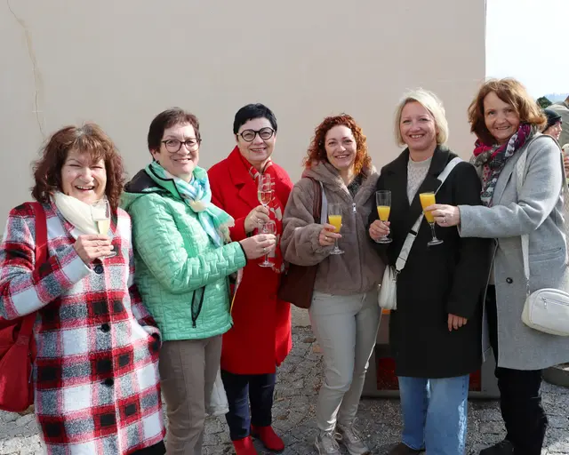 Anstoßen auf den Weltfrauentag am Kirchenplatz | Foto: c) Pfarre Wippenham - Plan