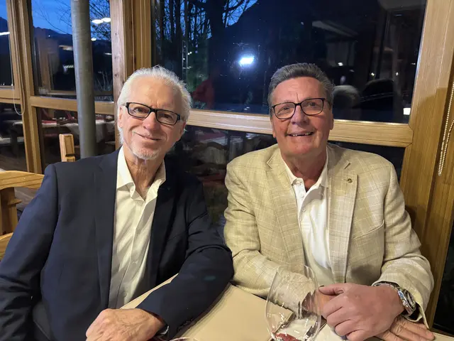 Auch unter den Gästen: Eishockeylegenden Greg Holst und Ossi Praxmarer | Foto: MeinBezirk/Rebeiz