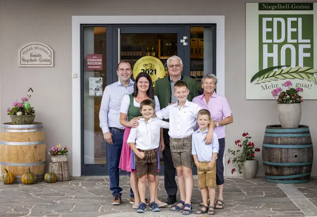 Die Familie Niegelhell-Grabin vom Edelhof Grabin in Edelstauden bereitet traditionelle Spezialitäten für die steirische Osterjause vor. Schinken, Würste, Osterbrot und weitere regionale Produkte gehören in vielen Haushalten zum klassischen Osterkorb. | Foto: AMA Genussregion/Harald Eisenberger
