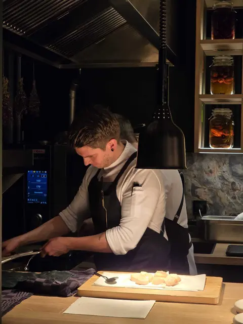 Im „Zimmerl“ darf man auch einen Blick in die offene Küche wagen. | Foto: cf