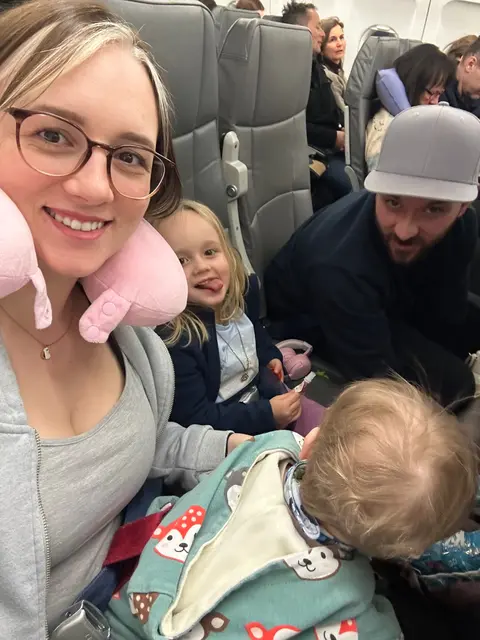 Familie Hehenberger, Lisa (30) und Sascha (34) mit Hannah (4) und Linus (1) lebt seit Jänner 2026 in Nordzypern. Die Auswanderung von Dorf an der Pram in die neue Wahlheimat wird in der Puls4-Sendung "Die Auswanderer" zu sehen – ab 22. März 2026 | Foto: Hehenberger