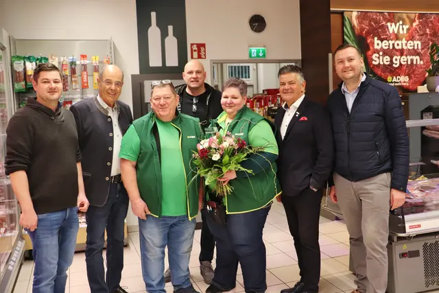 Patrick (li) und Karl Ziegler gratulieren mit Josef Winkler, Michael Hohl und Mario Krisper dem Ehepaar Silvia und Reinhard Niederl zur ADEG-Geschäftseröffnung. | Foto: Edith Ertl