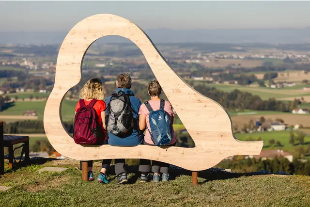 Mit einem eigens für die Region entwickelten Mobiliar laden „herzlich“ gestaltete Aussichts- und Rastplätze zum Verweilen ein.  | Foto: Schwarz-König