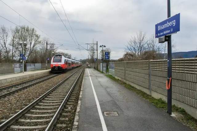 Das VÖR-Klimaticket ist besonders bei Pendlerinnen und Pendlern beliebt, die zum Arbeiten aus Niederösterreich und aus dem Burgenland nach Wien fahren. (Symbolfoto) | Foto: ÖBB/Christian Zenger