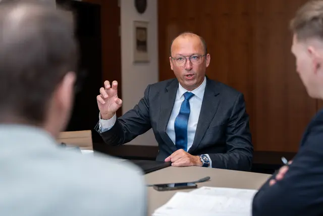 Raiffeisenlandesbank-Generaldirektor Reinhard Schwendtbauer im Interview mit MeinBezirk OÖ-Chefredakteur Thomas Winkler und Chefredakteur-Stellvertreter Thomas Kramesberger: "Wir haben die Landwirtschaft in unserer Strategie wieder in die erste Reihe geholt, sie ist extrem wichtig für uns."  | Foto: MeinBezirk/Thomas Siegl