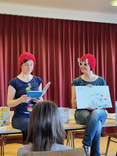Kinderbuchautorin Lena Raubaum und Illustratorin Nadine Kappacher. | Foto: Bettina Ries