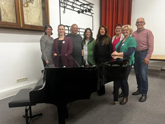 Claudia Hofer, Doris Prach (Chorleiterin), Christian Kratzer, Irene Prach, Monika Strohmaier, Elisabeth Strametz, Johanna Kohlenberger (Obfrau), Michael Bäse | Foto: Stimmig/Schenekar