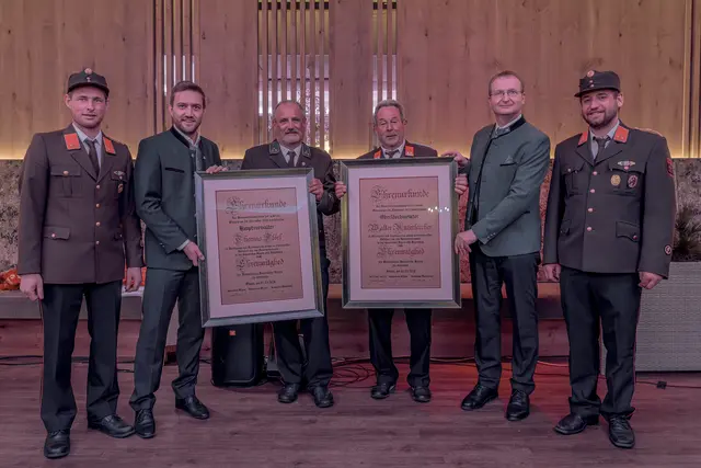 Thomas Flörl und Walter Unterlercher sind nun Ehrenmitglieder FF Fügen.  | Foto: FM Stefan Rengo