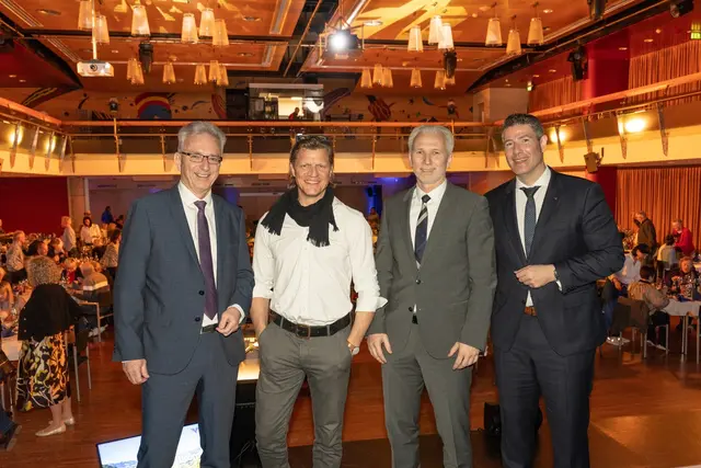 Ein gelungener Abend in St. Johann im Pongau (von links): Generaldirektor Andreas Höll, Gery Seidl, Vorstandsdirektor Michael Bieling und Manuel Walch, Filialleiter St. Johann und Bad Hofgastein. | Foto: Volksbank Salzburg