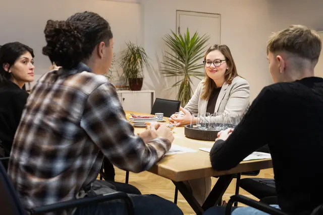 Vizebürgermeisterin Merima Zukan (SPÖ) im Austausch mit den Lehrlingen der Stadt Linz. | Foto: Stadt Linz