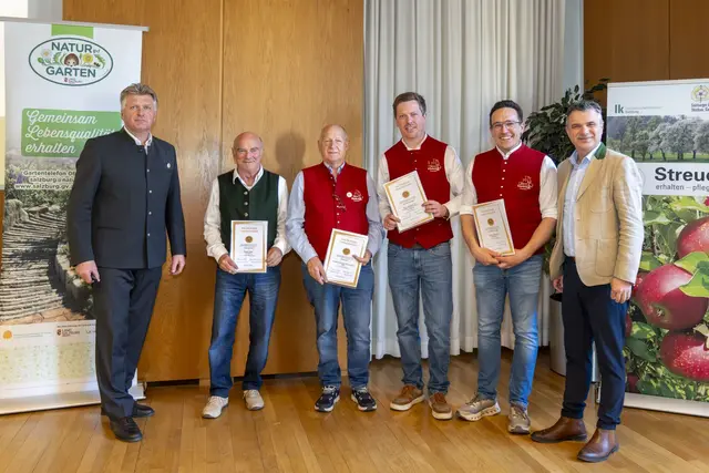 Der Obmann des Landesverbandes für Obst- und Gartenbau, Josef Wesenauer, mit den Gewinnern des „Goldenen Stamperls“ Johann Obinger, Hermann Deisl, Christopher Rainer, Johannes Ammerer, sowie LK-Präsident Rupert Quehenberger (von links). | Foto:  LK/Djuhic