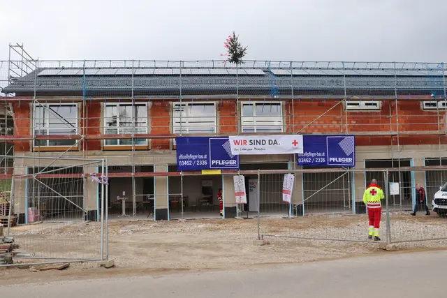 Der Bau der neuen RK-Ortsstelle Gratkorn geht zügig voran. Das Richtbäumchen zeigt den Meilenstein der Dachgleiche an. | Foto: Edith Ertl