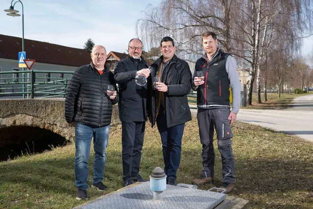 Ortsvorsteher Münichsthal Rudolf Maurer, EVN Wasser Geschäftsführer Raimund Paschinger, Bürgermeister Wolkersdorf Dominic Litzka, und EVN Mitarbeiter Otto Wohlmuth | Foto: EVN / Matejschek