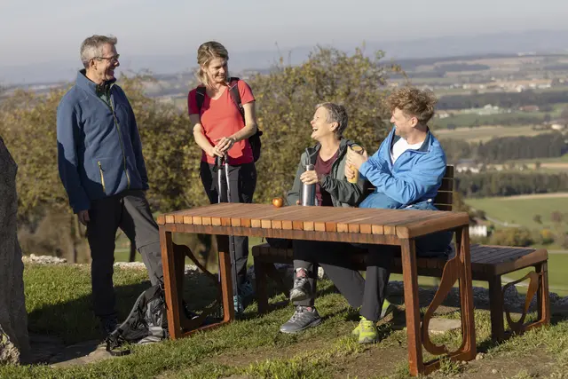 Mit einem eigens für die Region entwickelten Mobiliar laden „herzlich“ gestaltete Aussichts- und Rastplätze zum Verweilen ein.  | Foto: Schwarz-König