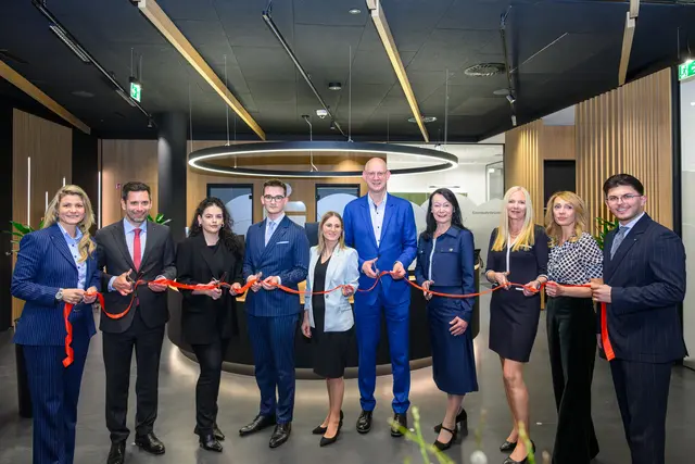 Von links: Janine Kohl-Peterke (Marktbereichsleiterin Linz-Zentralraum Sparkasse OÖ), Manuel Molnar (Vorstandsdirektor Sparkasse OÖ), Laura Gashi (Filialmitarbeiterin), Nico Reiter (Leiter Sparkasse OÖ-Filiale Quadrill), Anna Schmitsberger (Marktbereichsleiterin-Stv. Linz-Zentralraum Sparkasse OÖ), Stadtrat Thomas Gegenhuber, Elisabeth Leitner (Unternehmenskundenbetreuerin Sparkasse OÖ), Petra Brugger (Filialmitarbeiterin), Doris Limberger (Filialmitarbeiterin), Shpetim Avdyli (Filialmitarbeiter). | Foto: Sparkasse OÖ/W. Kerschbaummayr