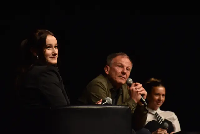 Das Moderationsteam bestand aus Sophie Baumgartner (ganz links auf der Bühne), Annemarie Steinbach (Zweite von rechts) und Nick Ullman (rechts, nicht im Bild). 