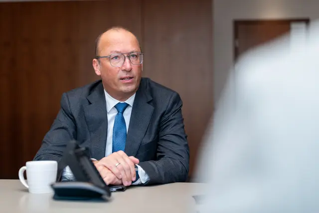 Raiffeisenlandesbank OÖ-Generaldirektor Reinhard Schwendtbauer: "Die Landesregierung macht einen guten Job, aber es gibt sicher Verbesserungsmöglichkeiten. Aber es bräuchte zwei, drei Leuchtturmprojekte – so etwas wie unsere Raiffeisen Arena."  | Foto: MeinBezirk/Thomas Siegl