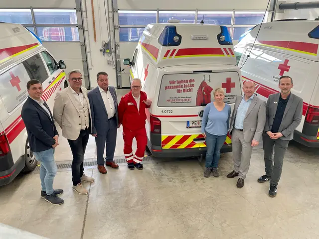 Besuch der neuen Rotkreuz-Dienststelle in Grein, am Bild von links ÖVP-Bezirksgeschäftsführer und Münzbacher Bürgermeister Michael Lettner, Landesgeschäftsleiter-Stellvertreter Thomas Märzinger vom Roten Kreuz, Landtagsabgeordneter und Perger Bürgermeister Anton Froschauer, Dienstführender Joachim Mach von der Ortsstelle Grein, Greins Vizebürgermeisterin Tanja Neudorfhofer, Landtagspräsident Max Hiegelsberger und Rotkreuz-Bezirksgeschäftsleiter Christian Geirhofer. | Foto: ÖVP Bezirk Perg