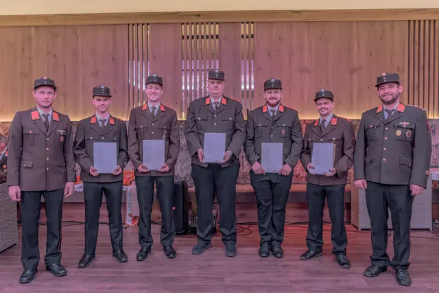 Zum Oberfeuerwehrmann (OFM) befördert wurden: Andreas Egger, Tobias Federhofer, Martin Ludwig, Michael Garber, Tobias Kogler und Patrick Plattner. | Foto: Stefan Rengo