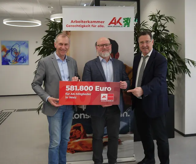 AK-Präsident Josef Pesserl, Außenstellenleiter Elmar Tuttinger und AK-Direktor Johann Scheuch im Rahmen der Leistungsbilanz Präsentation.  | Foto: MeinBezirk/Leonie Herrmann