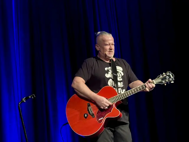 Der gebürtig aus Bruck an der Mur stammende Kabarettist schleuderte mit Lachsalven nur so um sich. | Foto: MeinBezirk/Angelika Brunner