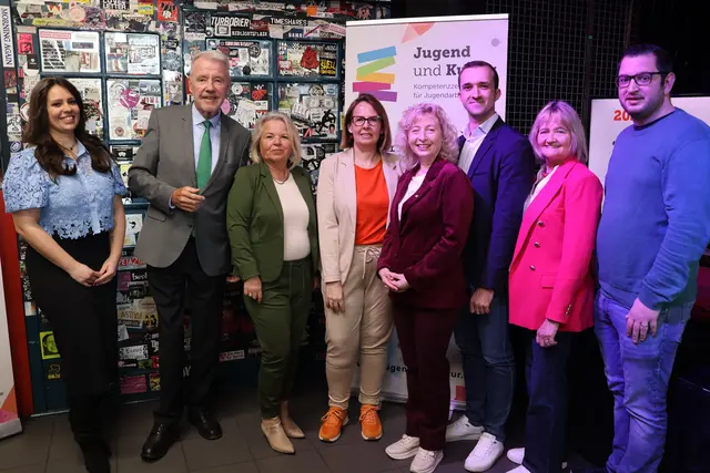 Kimberly Paulesits (stv. Geschäftsführerin Jugend und Kultur) Bürgermeister Klaus Schneeberger, Stadträtin Sabine Bugnar, Susanne Marton (Geschäftsführerin Jugend und Kultur), Landesrätin Eva Prischl, Stadtrat Kevin Pfann, Gemeinderätin Elisabeth Wallner und Stadtrat Philipp Gerstenmayer | Foto: Schauer