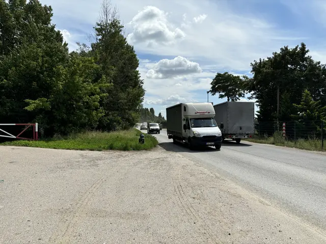 Auf der Alberner Hafenzufahrtsstraße kam es zu einem Unfall mit einem Lastwagen. (Archivbild) | Foto: Luca Arztmann/MeinBezirk