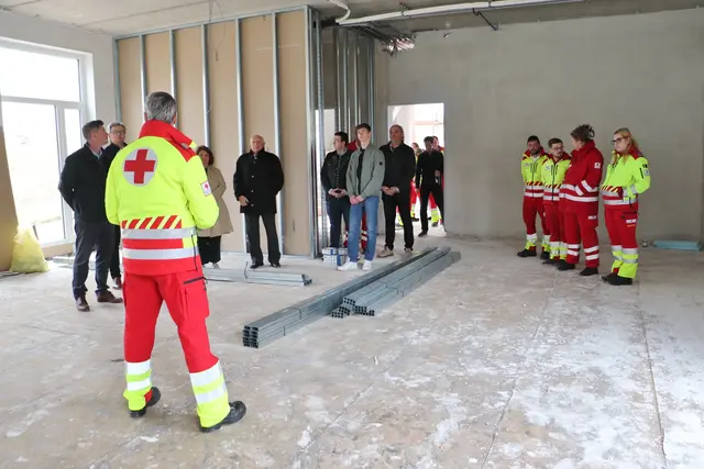 Ortsstellenleiter Stefan Friedacher bei der Baustellenführung, hier zeigt er den künftigen Schulungsraum.  | Foto: Edith Ertl