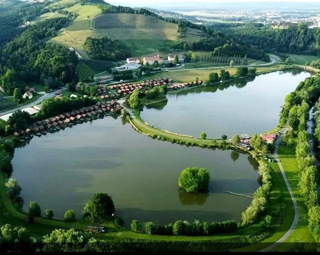 Aus der Vogelperspektive: Das gesamte Sulmsee-Areal umfasst eine Fläche von 34 Hektar - davon beträgt die Wasserfläche 17 Hektar. | Foto: Sulmsee/Pixelmaker