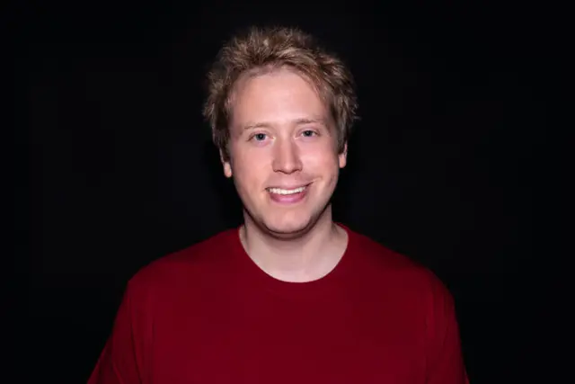 Andreas Wutte ist ursprünglich Schauspieler. Er suchte eine sinnvolle Beschäftigung während der Pandemie und begann sich das erste Mal mit Kabarett, bzw. Comedy zu beschäftigen. Sein erstes Soloprogramm „Reine Gedanken“ feierte im Jahr 2022 Premiere. Er hat sich in der Kabarettszene einen Namen gemacht und ist bekannt für seinen skurrilen und schwarzen Humor oberhalb der Gürtellinie | Foto: Jacqueline Katzer