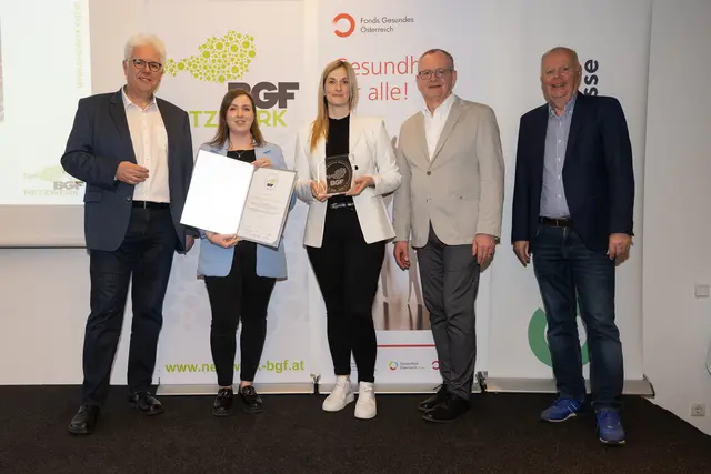Melanie Mattersberger und HR Managerin Sylvana Hopfgartner-Wolsegger nehmen das BGF-Gütesiegel für die Liebherr entgegen. | Foto: ÖGK/APA/Pichler