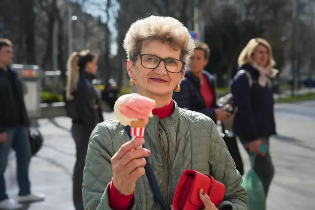 Nach dem Anstehen die Belohnung: die eis-beliebte "Tichy"-Köstlichkeit. | Foto: Sade Jerabek/MeinBezirk