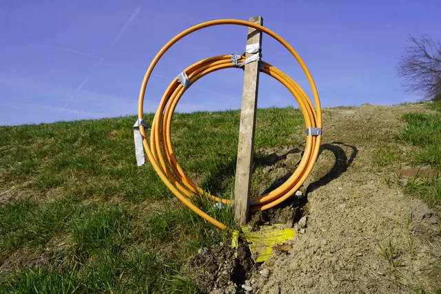 Die orangen Leitungen mit Glasfaser- oder Kupferkabel werden seit Jahren in allen Gemeinden verlegt – sie sorgen für schnelles Breitband-Internet. | Foto: MeinBezirk/Simon Michl