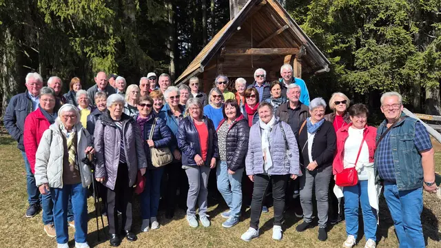  Die Frauentaler Pensionistinnen und Pensionisten vor dem Almkircherl bei der Bratlalmhütte  | Foto: MeinBezirk/Josef Strohmeier