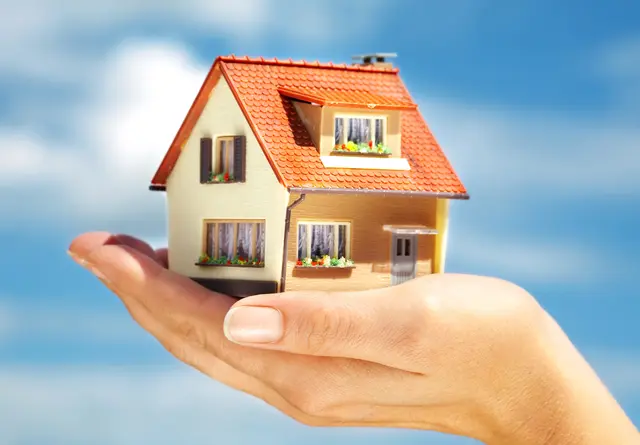 Der Bau eines Hauses ist eine Lebensentscheidung, weshalb die Ausführung sorgfältig abgewogen werden muss. | Foto: cookelma/smarterpix