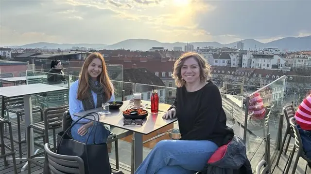 Anna Kerec und Nina Hörack testeten die neue Rooftopbar vor der Eröffnung.  | Foto: MeinBezirk/Nina Hörack