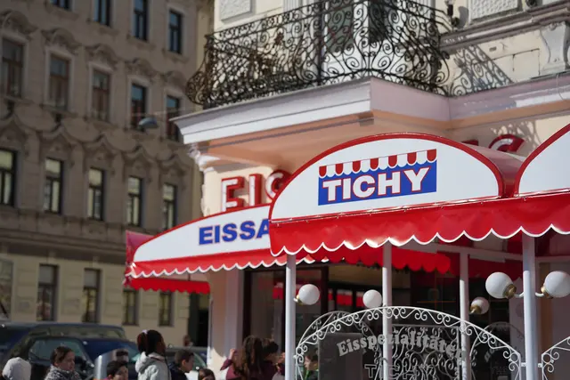 Die rot-weiß-blauen Markisen lassen das Wasser im Mund zusammen laufen. | Foto: Sade Jerabek/MeinBezirk