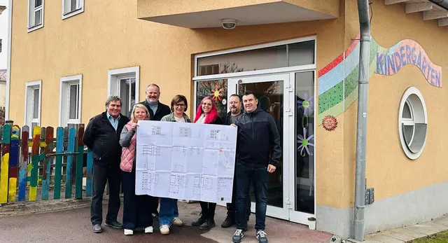 Von links: Alois Affenzeller (FPÖ), Katharina Tröbinger (BBfR), Bürgermeister Günter Lorenz (ÖVP), Vizebürgermeisterin Katharina Jachs (ÖVP), Kindergartenleiterin Andrea Panholzer, Thomas Blöchl (ÖVP) und Dietmar Dienstl (SPÖ). | Foto: Gemeinde Rainbach im Mühlkreis
